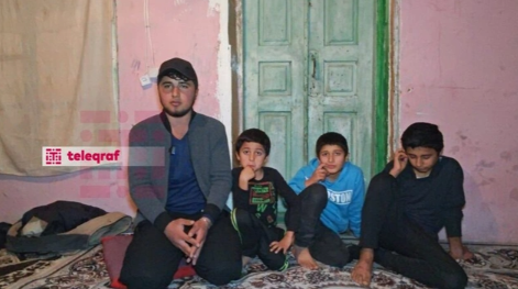 Fermada keçən uşaqlıq: Cəlilabadda dörd qardaş məktəb üzü görmür