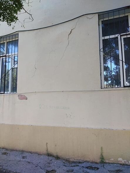 Bakıda qəzalı vəziyyətə düşən məktəb bağlandı - FOTO