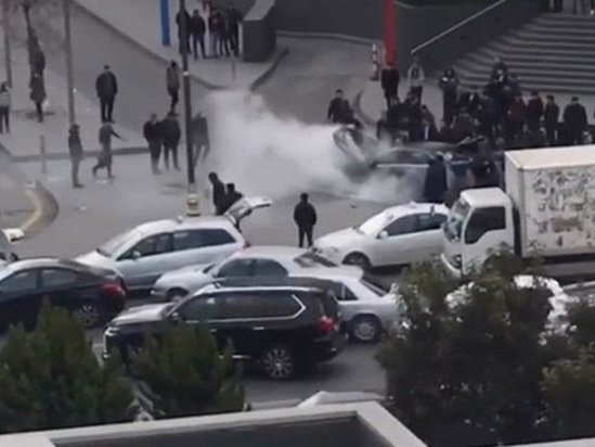 "Gənclik Mall"un qarşısında bahalı maşın yandı