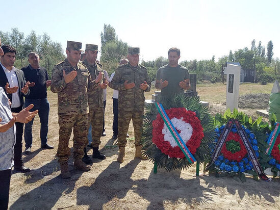 Müdafiə Nazirliyinin rəhbər heyəti şəhidlərin dəfn və yas mərasimlərində iştirak edib