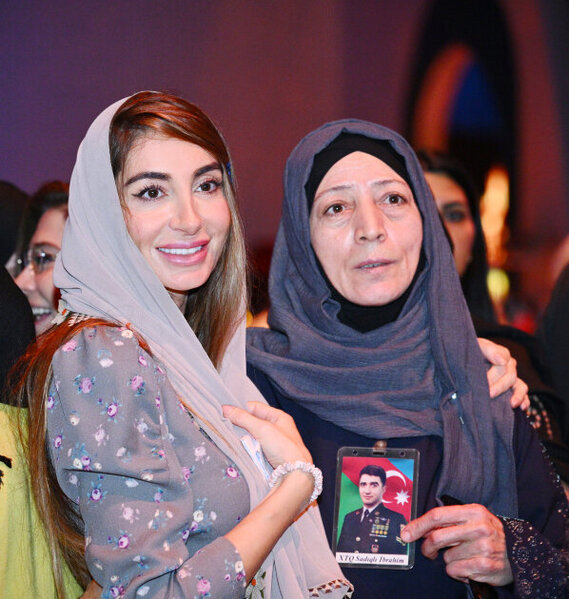 Prezidentin qızları Zəfəri şəhid anaları ilə qeyd etdi - Fotolar