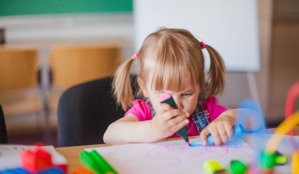 Böyük Britaniya məktəblərində dörd yaşlı uşaqlar öz cinslərini seçə biləcəklər?