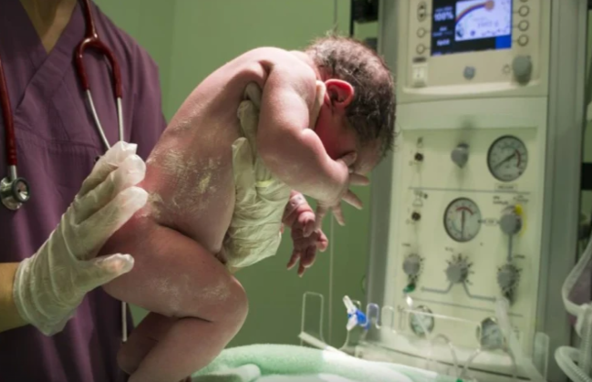 Yeni doğulmuş körpənin qarnında əkizlər tapıldı