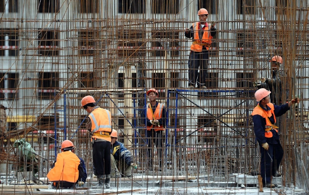 Rusiyada miqrantlarla bağlı yeni qaydalar müəyyənləşdi: Əcnəbilərin qazancları avtomatik bəlli olacaq