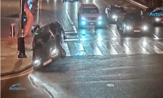 Bakıda ŞOK qəza: "tələsən" sürücü maşını aşırdı, başqa birini də vurdu - VİDEO