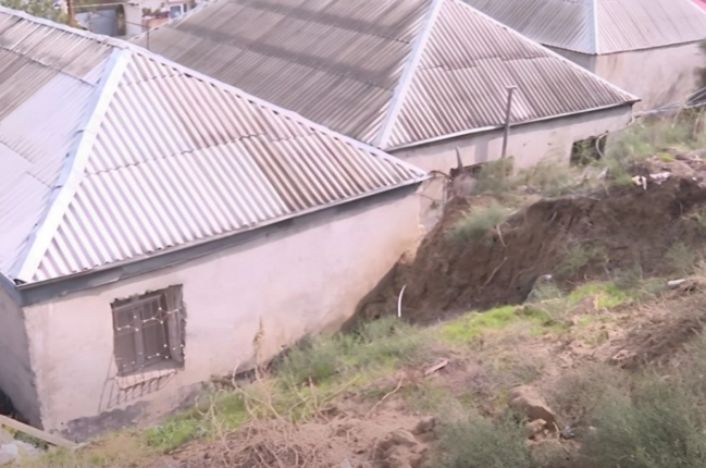 Bakıda daha bir torpaq sürüşməsi BAŞ VERDİ: Evlər TƏHLÜKƏDƏ