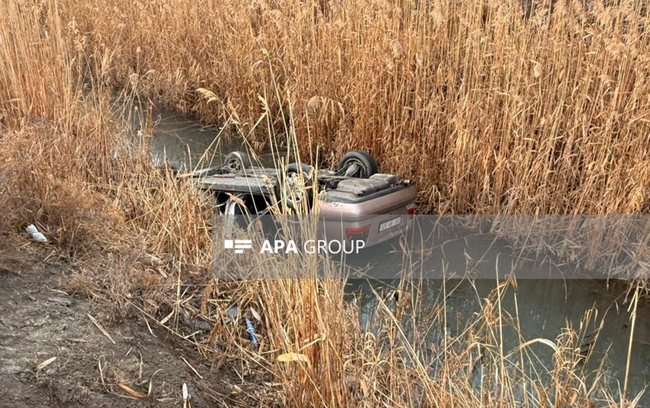 Avtomobil kanala düşdü, ölən var