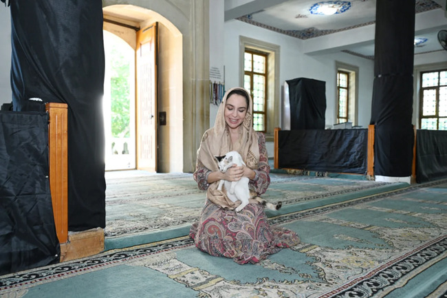Leyla Əliyeva Yevlaxda Cümə məscidində oldu, məktəb açılışında iştirak etdi (FOTO)