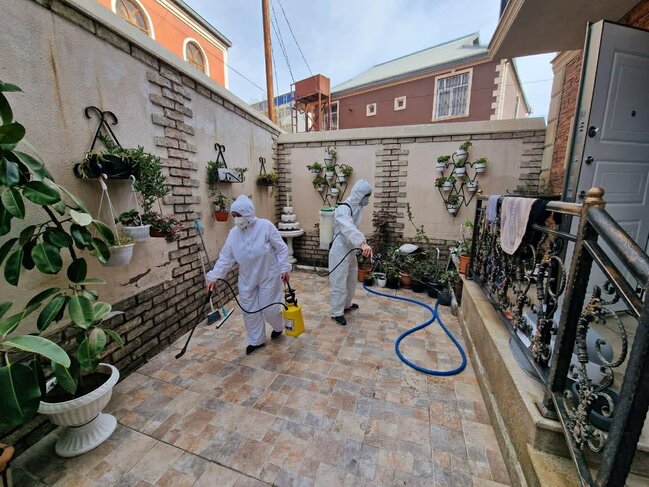 Keşlə qəsəbəsində kollektorun daşması nəticəsində yaranmış fəsadlar aradan qaldırılır