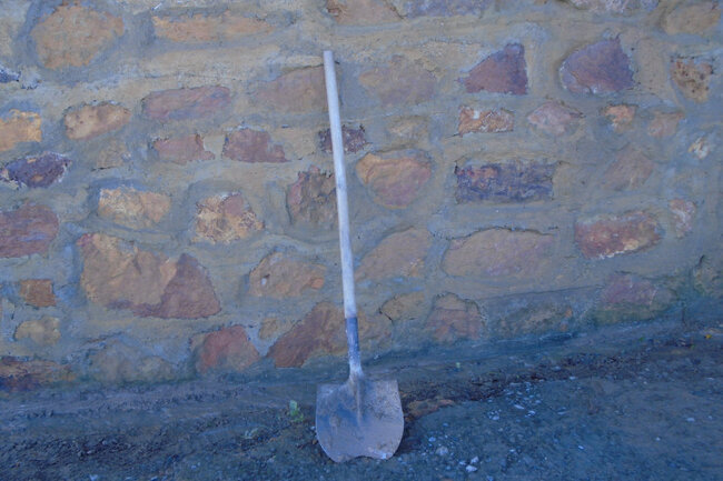 Evinə gələn qonağı bel ilə öldürdü