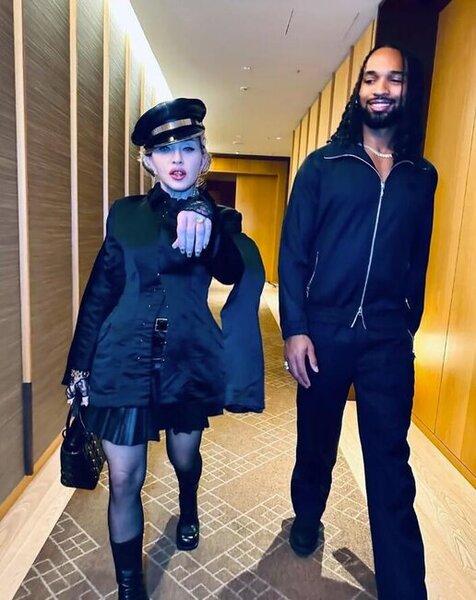 Madonna özündən 38 yaş kiçik sevgilisi ilə nişanlanıb - FOTO