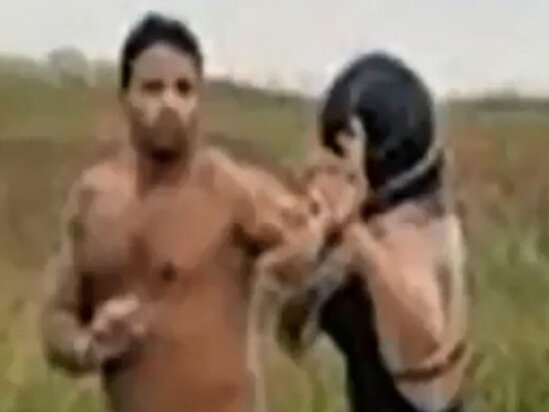 Fotosessiya zamanı model ona sataşan kişini belə döydü