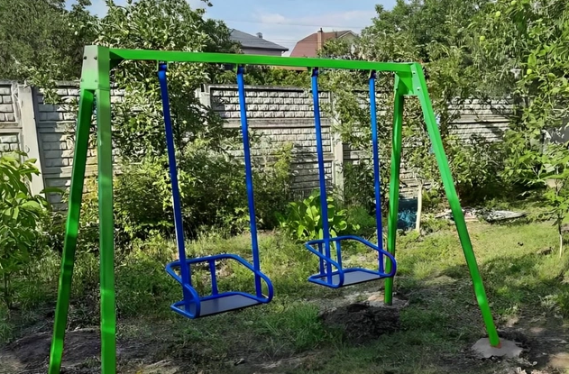 Bakıda dörd yaşlı uşaq yelləncəkdən yıxılaraq xəsarət aldı