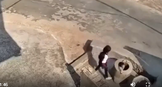 Dəhşət! Balaca uşağı quyuya atdı -VİDEO
