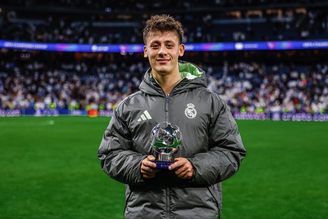 Arda Gülərə mükafat verildi, reaksiyası viral oldu - VİDEO