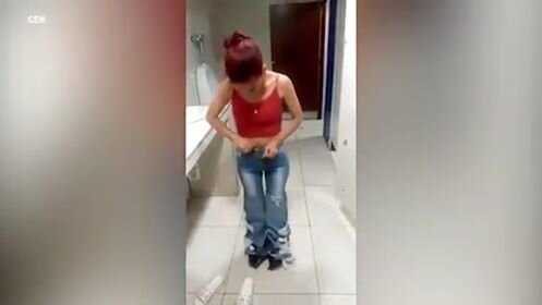 Gənc qız səkkiz cins şalvarı mağazadan ustalıqla oğurladı - VİDEO