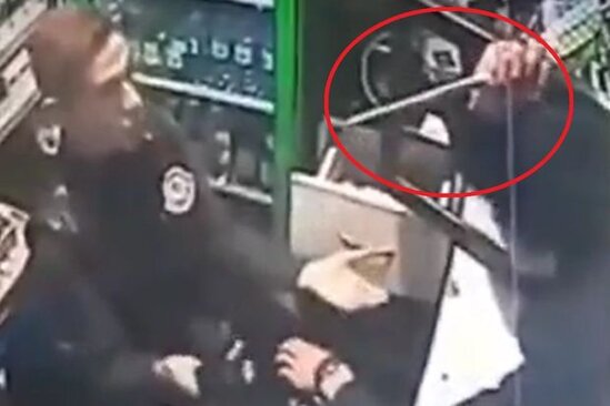 Sumqayıtda bıçaqlı şəxs satıcını hədələyib pulları apardı - ANBAAN VİDEO