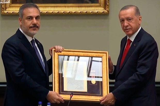 Ərdoğan Hakan Fidana medal təqdim etdi