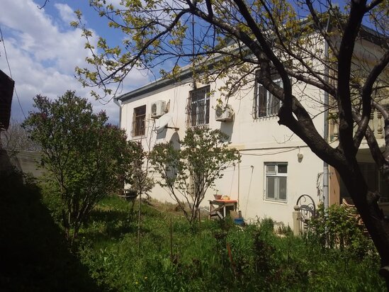 Müşfiqabad qəsəbəsində postun yaxınlığında 2 mərtəbəli həyət evi satılır!