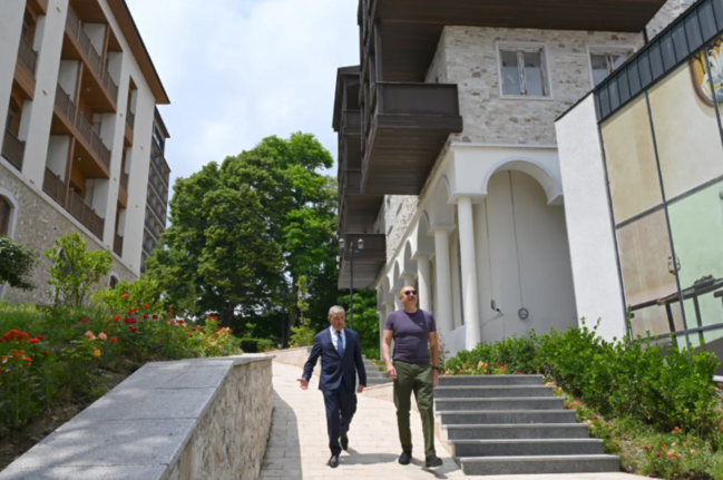 Prezident Şuşanın Qarabağ küçəsində həyata keçirilmiş işlərlə tanış olub - FOTO