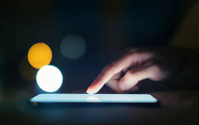 Telefonumuz nəyi izləyəcəyimizi necə bilir?