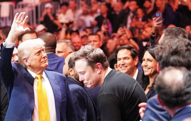 Tramp UFC döyüşünə baxdı, oktaqona çıxdı