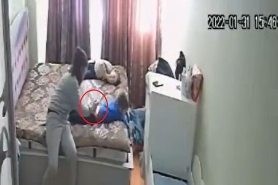 Azərbaycanda DƏHŞƏT: Dayə uşağa şprislə işgəncə verdi - VİDEO