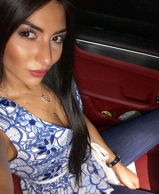 Aysel Əlizadə bahalı "Porche"sində pozlar verdi - FOTOLAR