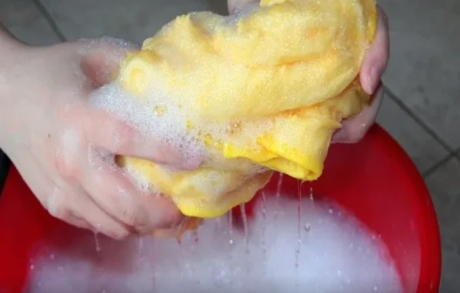 Ata üç aylıq oğlunu bir vedrə yuyucu tozda boğdu