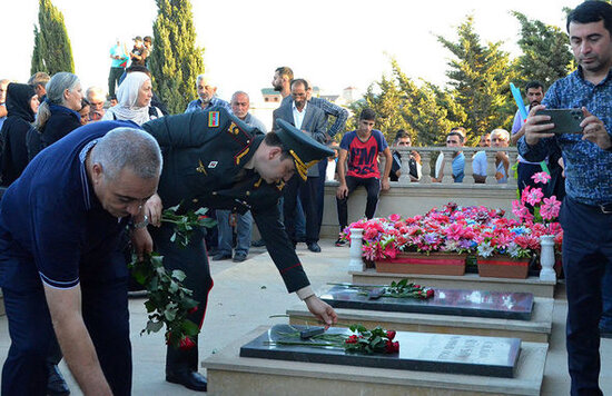 Müdafiə Nazirliyinin rəhbər heyəti şəhidlərin dəfn və yas mərasimlərində iştirak edib