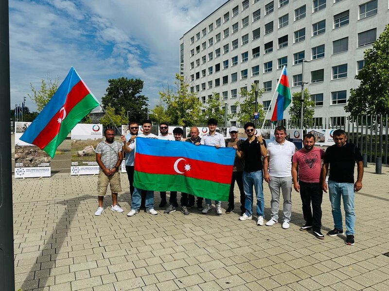 Azərbaycanlılar BMT-nin Bonn şəhərində yerləşən ofisinin önündə etiraz aksiyası keçirib