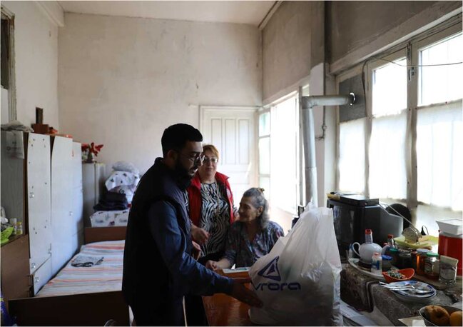 "Avrora MMC" aztəminatlı ailələrə bayram sovqatı çatdırıb