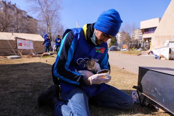 Azərbaycan könüllülərinin zəlzələ bölgəsindəki növbəti günü - FOTO
