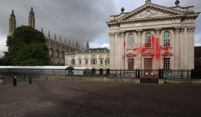 Britaniyada Fələstin tərəfdarları Kembric Universitetinin binasına qırmızı boya atıblar