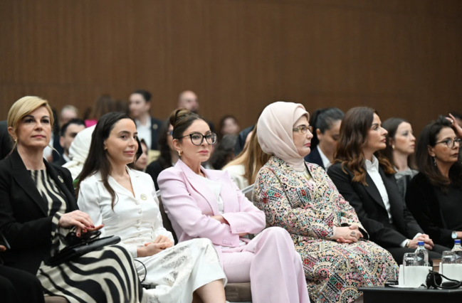 Mehriban Əliyeva Antalyada Fələstinlə bağlı paneldə iştirak edib - FOTO