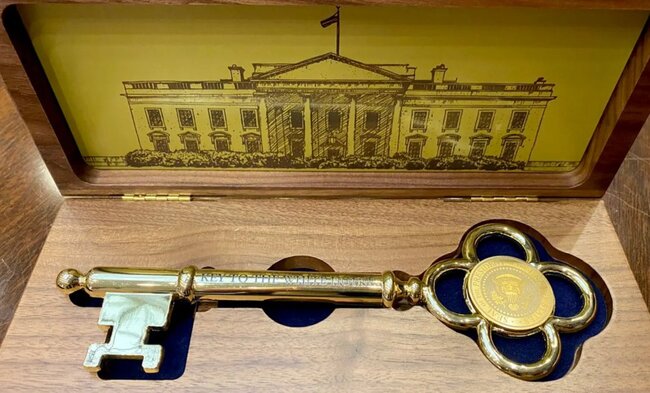 Nadirən verdiyi hədiyyəni İlham Əliyevə bağışladı - Fotolar