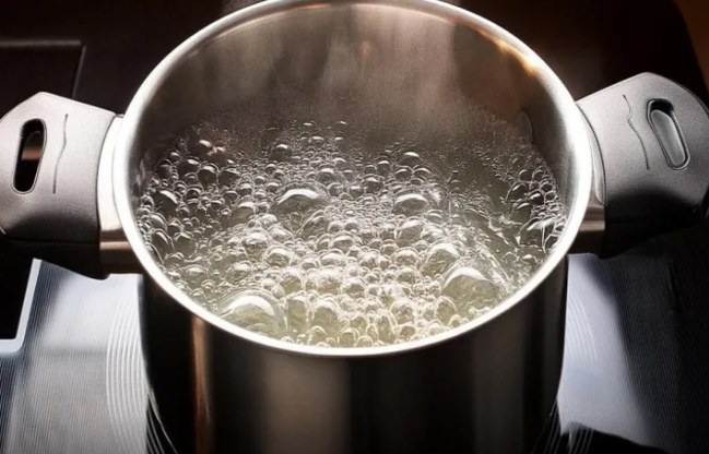 Niyə aşpazlar dənli bitkiləri bişirməzdən əvvəl suya yağ əlavə edirlər?