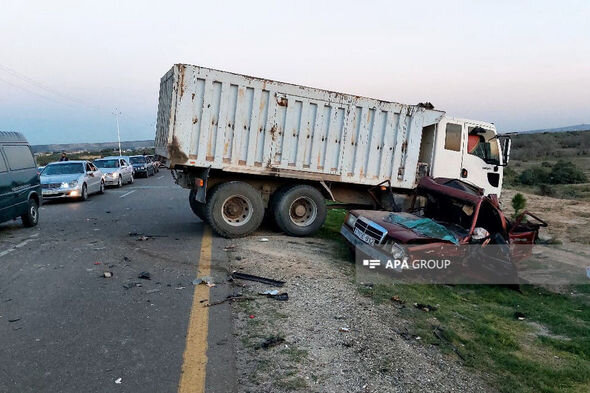 Hacıqabulda minik avtomobili yük maşını ilə toqquşdu: Ölənlər var - YENİLƏNİB + FOTO