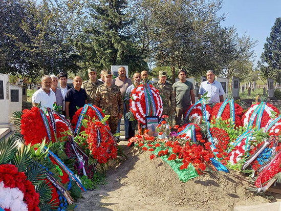 Müdafiə Nazirliyinin rəhbər heyəti şəhidlərin dəfn və yas mərasimlərində iştirak edib