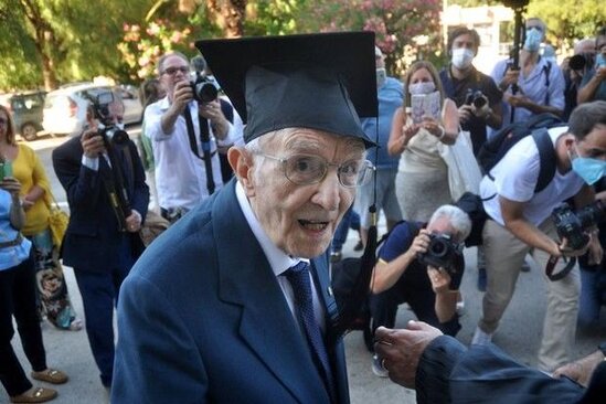 96 yaşında universiteti bitirdi: Magistraturanı oxumaq istəyir - VİDEO