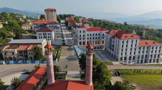 Prezident Şuşanın Qarabağ küçəsində həyata keçirilmiş işlərlə tanış olub - FOTO