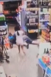 8 yaşlı qız atasını XİLAS ETDİ : Silahlı oğrunu çubuqla DÖYDÜ - FOTO+VİDEO