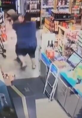 8 yaşlı qız atasını XİLAS ETDİ : Silahlı oğrunu çubuqla DÖYDÜ - FOTO+VİDEO