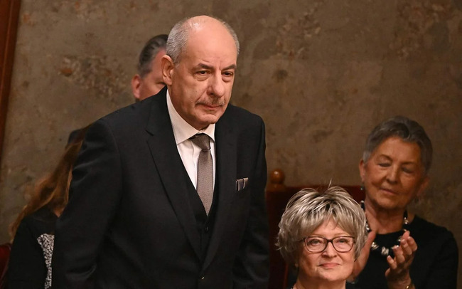 Macarıstan Prezidenti konstitusiyaya öz istefasını da ehtiva edən düzəlişi imzalayıb