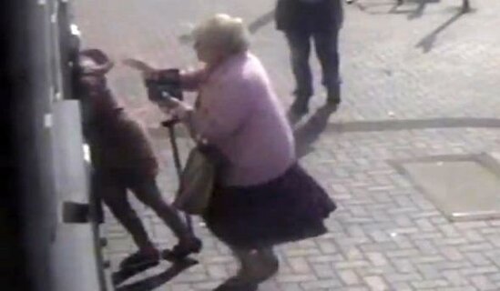 81 yaşlı qadın pulunu oğurlamaq istəyən gənc qızı döydü - FOTO/VİDEO