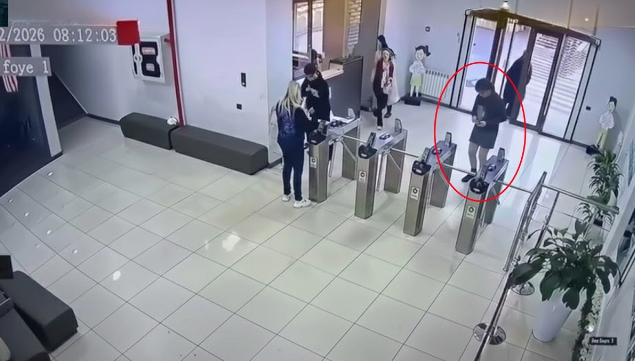 "İdrak" liseyində şagirdi tərəfindən güllələnən müəllimənin atası: "Boynundan 16 qırma çıxarılıb"