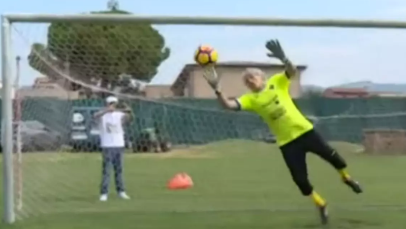 Əfsanəvi qapıçı 82 yaşında futbolda iştrak etdi