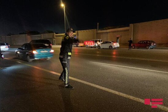 Bakıda sürücü "Niva"nı işıq dirəyinə çırpdı - FOTO