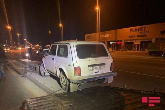 Bakıda sürücü "Niva"nı işıq dirəyinə çırpdı - FOTO