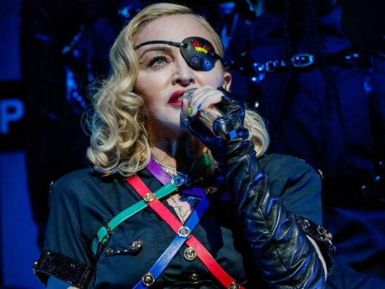 Madonna fanatlarına görə konsertinə işıqsız davam etdi - VİDEO